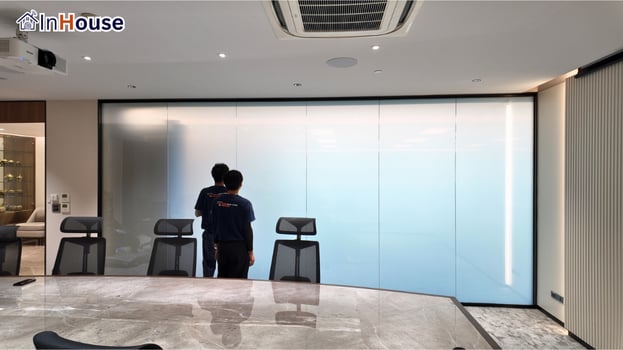 ผนังฝ้าเต็มบานในห้องประชุม ฟิล์มไฟฟ้า โหมดทึบปิดสายตาเต็มผนังกระจก — Poonphol Group – ฟิล์มไฟฟ้า ผนังกระจกห้องประชุม สาธรธานี 1