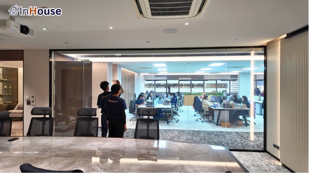 โหมดใสโปร่งโล่งทั้งห้อง ฟิล์มไฟฟ้า เปิดใสมองเห็นออฟฟิศได้ชัดเจน — Poonphol Group – ฟิล์มไฟฟ้า ผนังกระจกห้องประชุม สาธรธานี 1