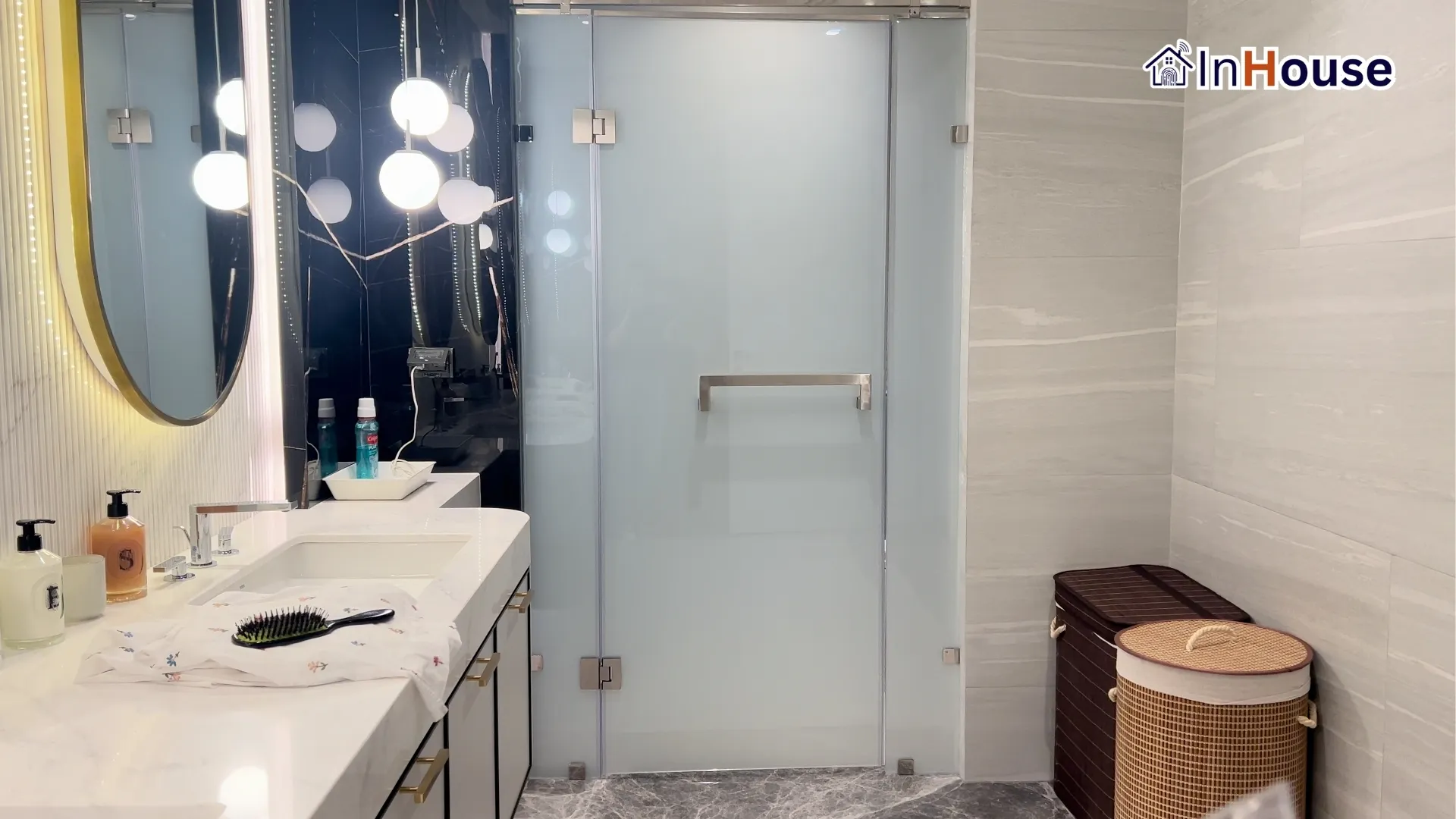 กระจกฝ้าไฟฟ้า · Q House Avenue – Private Residence Smart Glass Bathroom