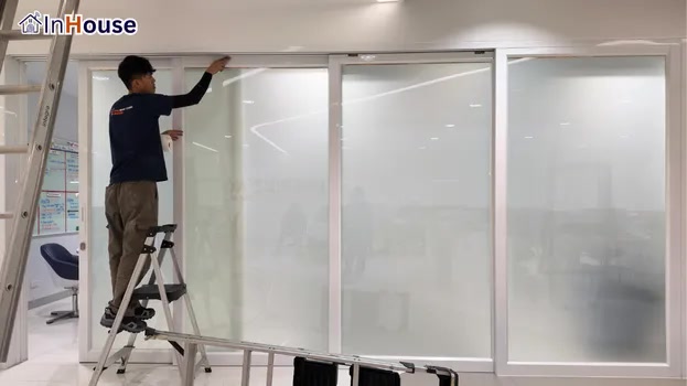 พักเบรคอย่างเป็นส่วนตัว ฟิล์มไฟฟ้า สร้างขวัญและกำลังใจในการทำงาน — โรงงานกระทิงแดง – ห้องประชุมและห้องสวัสดิการพนักงาน