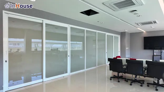 โหมดทึบในห้องพักผ่อน ฟิล์มไฟฟ้า ให้ความเป็นส่วนตัวแก่พนักงานที่ต้องการดูทีวีหรือพักผ่อน — โรงงานกระทิงแดง – ห้องประชุมและห้องสวัสดิการพนักงาน