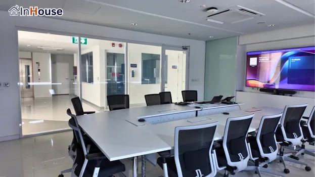 มองเห็นสถานะห้องประชุมได้ทันที ฟิล์มไฟฟ้า ทำให้รู้ว่าห้องประชุมว่าง/ไม่ว่าง โดยไม่ต้องใช้ป้ายแจ้ง — โรงงานกระทิงแดง – ห้องประชุมและห้องสวัสดิการพนักงาน