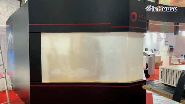 Robot Booth · 店頭ガラスを集客用プロジェクションスクリーンに ติดตั้งฟิล์มไฟฟ้า โดย InHouse Technology
