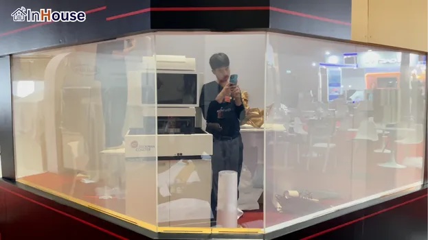 สลับโหมดใสเพื่อโชว์สินค้าด้านใน ฟิล์มไฟฟ้า กดใสกลับมาโปร่ง โชว์สินค้าจริงให้ลูกค้าเห็น — Robot Booth – เปลี่ยนกระจกหน้าร้านเป็นจอฉายภาพดึงดูดลูกค้า