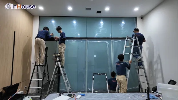 เก็บรายละเอียดงานประณีตทุกจุด ฟิล์มไฟฟ้า มั่นใจในคุณภาพ เพื่อการใช้งานที่ยาวนานและสวยงาม — ห้องประชุมใหญ่, โซน Workspace