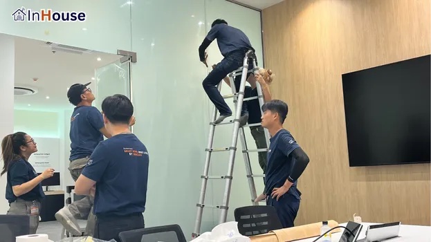 ยกระดับภาพลักษณ์องค์กรให้ทันสมัย ฟิล์มไฟฟ้า สร้างความประทับใจให้ผู้คนที่พบเห็น — ห้องประชุมใหญ่, โซน Workspace