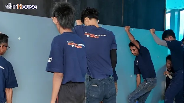 ติดตั้งกระจกฝ้าไฟฟ้าโดยทีมช่างมืออาชีพ ฟิล์มไฟฟ้า ทีมช่าง InHouse ติดตั้งอย่างประณีต — Sexy Bathroom – กระจกฝ้าไฟฟ้าระบบดิมเมอร์คุมความละมุนได้ดั่งใจ