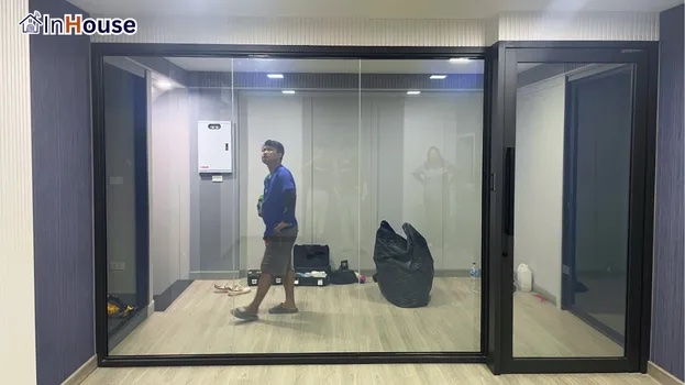 ห้องโปร่งกว้างไม่รู้สึกอึดอัด ฟิล์มไฟฟ้า สำนักงานดูโล่งสบายและรับแสงธรรมชาติได้เต็มที่ — Siam Microsoft Tech – ฟิล์มไฟฟ้าห้องประชุมกันฝุ่นได้ เป็นส่วนตัวทันใจ