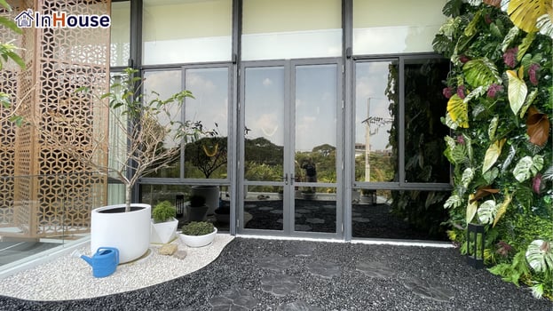 มุมภายนอกอาคาร ฟิล์มไฟฟ้า ผนังกระจกหน้าอาคารพร้อมสวนแนวตั้ง — Sirathana Engineering – ฟิล์มไฟฟ้า ห้องจัดเลี้ยง