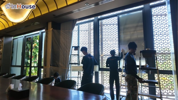 ทีมช่างเข้าติดตั้ง ฟิล์มไฟฟ้า ทีมช่าง InHouse ติดฟิล์มผนังกระจกใหญ่ — Sirathana Engineering – ฟิล์มไฟฟ้า ห้องจัดเลี้ยง