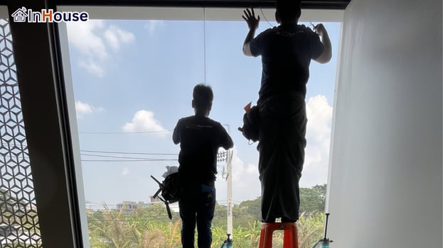 ทีมช่างเริ่มติดตั้ง ฟิล์มไฟฟ้า ทีมช่าง InHouse ติดฟิล์มบนกระจกบานสูง — Sirathana Engineering – ฟิล์มไฟฟ้า กระจก Double Volume
