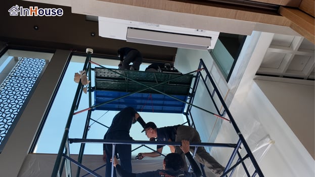 ติดตั้งกระจก Double Volume ฟิล์มไฟฟ้า ตั้งนั่งร้านติดฟิล์มถึงยอดกระจกสูง — Sirathana Engineering – ฟิล์มไฟฟ้า กระจก Double Volume