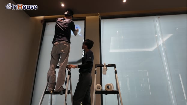 รีดฟิล์มแนบผิวกระจก ฟิล์มไฟฟ้า ค่อย ๆ รีดฟิล์มไฟฟ้าให้เรียบเนียน — Sirathana Engineering – ฟิล์มไฟฟ้า กระจก Double Volume