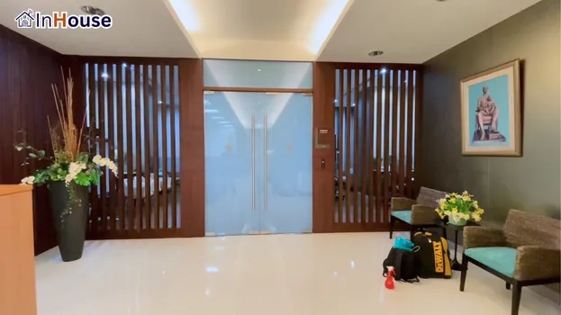 สร้างความประทับใจแบบทันสมัย ฟิล์มไฟฟ้า กดใสเปิดพื้นที่ต้อนรับแขกให้ดูโปร่งโล่ง — Siriraj Piyamaharajkarun – ห้องผู้บริหารสร้างความสมาร์ทในเสี้ยววินาที