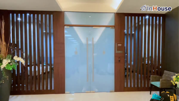 Siriraj Piyamaharajkarun – ห้องผู้บริหารสร้างความสมาร์ทในเสี้ยววินาที ติดตั้งฟิล์มไฟฟ้า โดย InHouse Technology