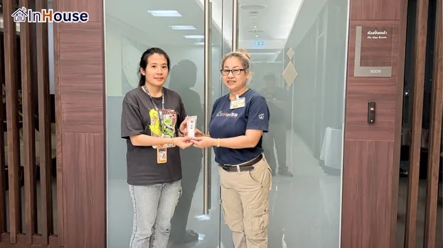 ควบคุมสถานะง่าย ๆ ผ่านรีโมท ฟิล์มไฟฟ้า สั่งสลับใส-ทึบได้รวดเร็วในคลิกเดียวผ่านรีโมท — Siriraj Piyamaharajkarun – ห้องผู้บริหารสร้างความสมาร์ทในเสี้ยววินาที