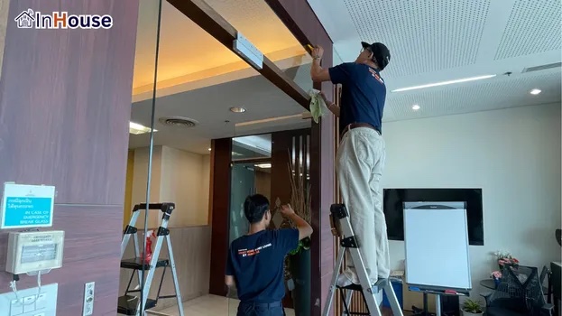 ใช้งานง่าย ไม่ยุ่งยาก ฟิล์มไฟฟ้า ตัดความวุ่นวายของการดึงผ้าม่าน ใช้งานสะดวก — Siriraj Piyamaharajkarun – ห้องผู้บริหารสร้างความสมาร์ทในเสี้ยววินาที
