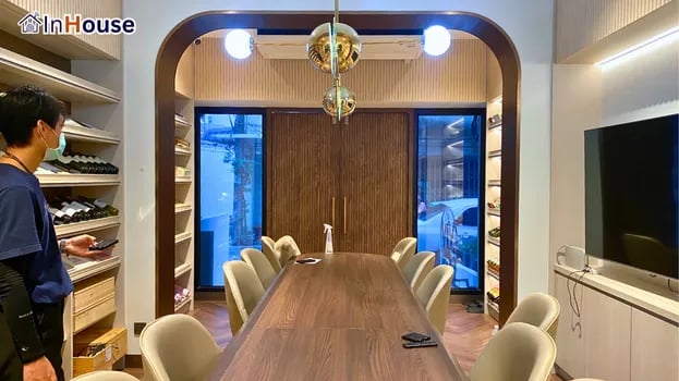 เปิดใสเห็นภายนอกหน้าร้าน ฟิล์มไฟฟ้า โชว์ Wine Shop ลูกค้า — S.K. Liquor – ห้องเก็บไวน์ปทุมวัน Smart Film คุมแสง + Privacy
