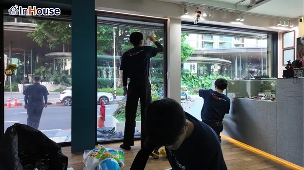 เปลี่ยนโฉมหน้าร้านด้วยงานติดตั้งสุดเนี้ยบ ฟิล์มไฟฟ้า ทีมช่างติดฟิล์มไฟฟ้า เปลี่ยนกระจกใสเป็นพื้นที่ส่วนตัว — คุณเซอร์เจย์ (Green Duck) – ลดกลิ่นควันสะสมพร้อมปรับทึบด่วน