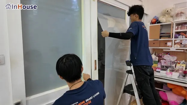 ติดตั้งเนียนกริบ เปลี่ยนประตูกระจกให้สมาร์ท ฟิล์มไฟฟ้า ติดฟิล์มบานเลื่อนห้องนอนประณีต — คุณซัน – ฟิล์มไฟฟ้าห้องนอนบอกลาฝุ่นสะสมเพื่อสุขภาพที่ดีกว่า