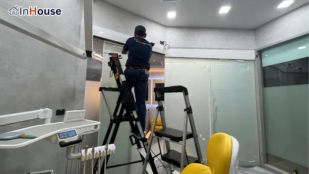 กระจกใสรอบด้าน ฟิล์มไฟฟ้า คนไข้รู้สึกไม่เป็นส่วนตัวขณะรับบริการ — Smile Everyday Dental Clinic – Smart Medical Privacy