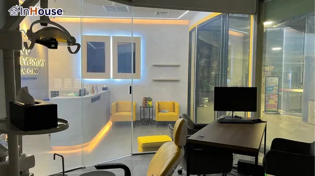 พื้นที่ห้องตรวจแบบเปิดโล่ง ฟิล์มไฟฟ้า ต้องการความเป็นส่วนตัว — Smile Everyday Dental Clinic – Smart Medical Privacy