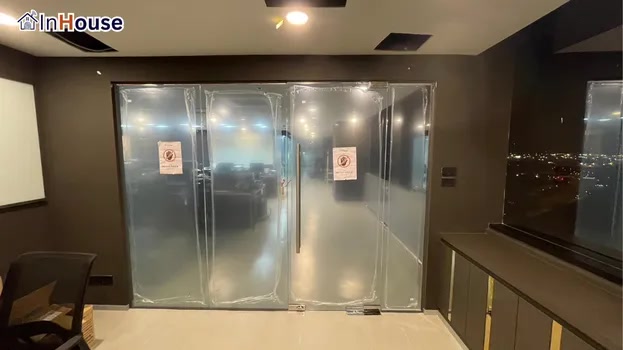 โหมดใส ฟิล์มไฟฟ้า คืนมุมมองโปร่งกว้างให้พื้นที่ — S.M.S. Logistics – Smart Office Meeting Room Glass
