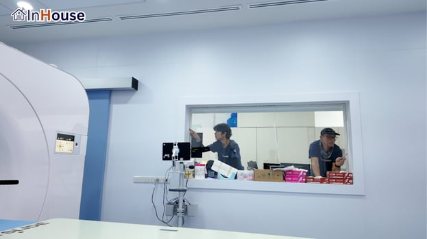 สำรวจหน้างานก่อนติดตั้ง ฟิล์มไฟฟ้า ทีมช่าง InHouse ประเมินผนังกระจก — โรงพยาบาลสงขลานครินทร์ – ฟิล์มไฟฟ้า ผนังกระจกห้อง CT Scan