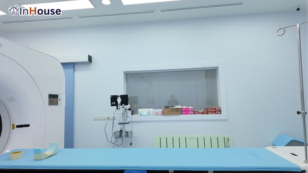 โหมดใส มุมห้องสแกน ฟิล์มไฟฟ้า เปิดใสเชื่อมสายตาห้องควบคุม — โรงพยาบาลสงขลานครินทร์ – ฟิล์มไฟฟ้า ผนังกระจกห้อง CT Scan