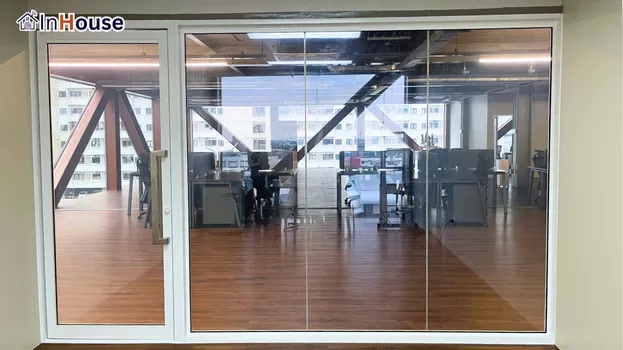 ข้อจำกัดของกระจกใส ฟิล์มไฟฟ้า ขาดความเป็นส่วนตัวในการทำงาน — SSS – Executive Private Office