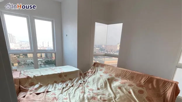 阳光刺入的困扰 调光膜 白天房间闷热且缺乏私密——Supalai Veranda Sukhumvit 117——卧室里的调光玻璃创新