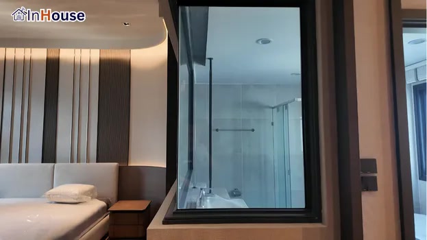 ห้องน้ำยังคงความโปร่งโล่ง ฟิล์มไฟฟ้า สวยงามตามหลักดีไซน์ Sexy Bathroom — T Sky Design – Sexy Bathroom Showcase ของบริษัทอินทีเรีย