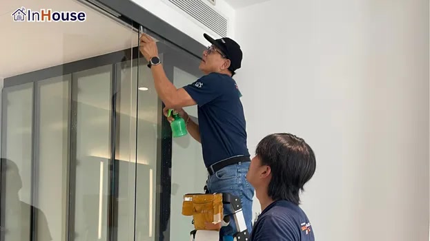 เก็บรายละเอียดโดยช่าง InHouse ฟิล์มไฟฟ้า โชว์ดีไซน์ภายในตามโครงสร้างเดิม — TAIT Sathorn 12 – Smart Film สำหรับห้องน้ำคอนโดหรู