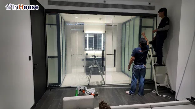 กระบวนการติดตั้ง ฟิล์มไฟฟ้า ความเชี่ยวชาญระดับมืออาชีพ — TAIT Sathorn 12 – Smart Glass สำหรับห้องน้ำคอนโดหรู