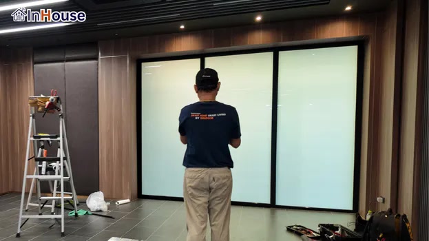 โหมดทึบ ฟิล์มไฟฟ้า สร้างความเป็นส่วนตัวอย่างรวดเร็ว เมื่อต้องการใช้ห้อง — TCE Tanapon – Reception บริษัทวิศวกรรมเชียงใหม่
