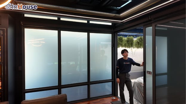โหมดทึบพรางสายตา ฟิล์มไฟฟ้า กดทึบผนังกระจกขุ่นเป็นฝ้าเป็นส่วนตัว — TEAM Group – ฟิล์มไฟฟ้า ห้องประชุมผนังกระจกรอบด้าน