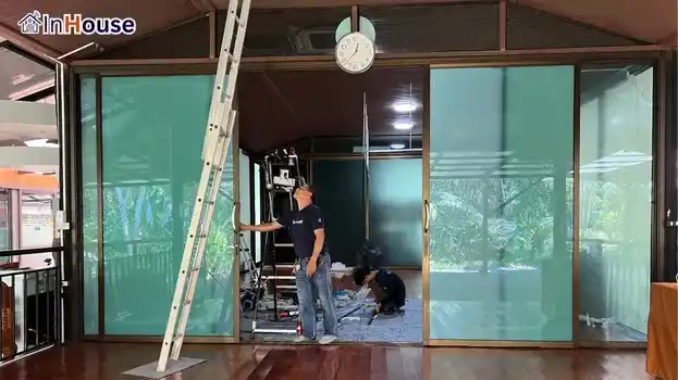 หลังติดตั้ง: ห้องปลอดฝุ่นเพื่อสุขภาพที่ดี ฟิล์มไฟฟ้า เปลี่ยนห้องให้เป็นพื้นที่ปลอดฝุ่นได้จริง — วัดเขาใหญ่ญาณสัมปันโน – ห้องเจ้าอาวาส