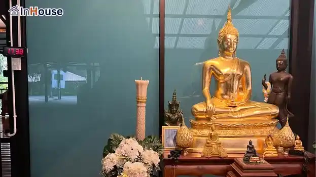 ถูกสุขอนามัย ลดการสัมผัสที่ไม่จำเป็น ฟิล์มไฟฟ้า ทำความสะอาดง่ายเพียงแค่เช็ด ไม่ต้องสัมผัสบ่อยเหมือนม่าน — วัดเขาใหญ่ญาณสัมปันโน – ห้องเจ้าอาวาส