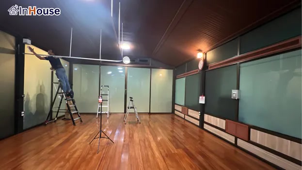 ความสะอาด ทางเลือกเหนือกว่าม่าน ฟิล์มไฟฟ้า ไม่ต้องการการซักล้าง/ดูแลที่ยุ่งยาก คงความสะอาดได้ตลอดเวลา — วัดเขาใหญ่ญาณสัมปันโน – ห้องเจ้าอาวาส