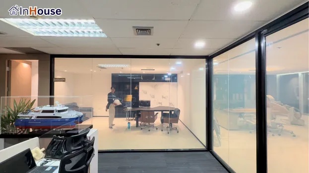 一瞬间调节工作空间气氛 调光膜 按开关即刻把会议室变私密 — Thai Business Center——轻松掌控气氛、无杂乱窗帘的调光膜CEO办公室