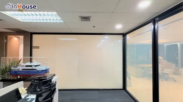 开阔可以,不透明也行 调光膜 每次使用都可自由选择不透明或透明 — Thai Business Center——轻松掌控气氛、无杂乱窗帘的调光膜CEO办公室