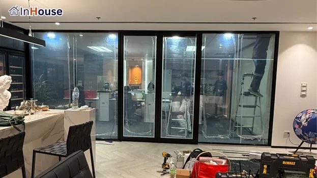 预算可控,不超支 调光膜 在预算内把普通玻璃变成智能玻璃 — Thai Business Center——轻松掌控气氛、无杂乱窗帘的调光膜CEO办公室