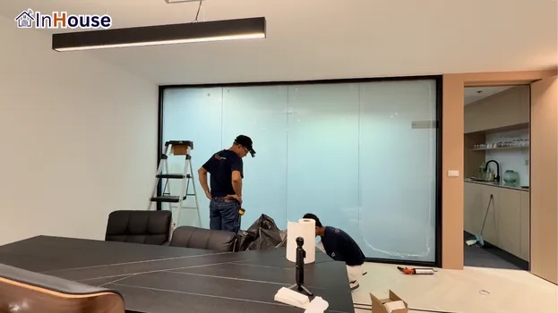无需依赖窗帘即可管理私密 调光膜 膜面易擦拭,空间无需窗帘也显洁净 — Thai Business Center——轻松掌控气氛、无杂乱窗帘的调光膜CEO办公室
