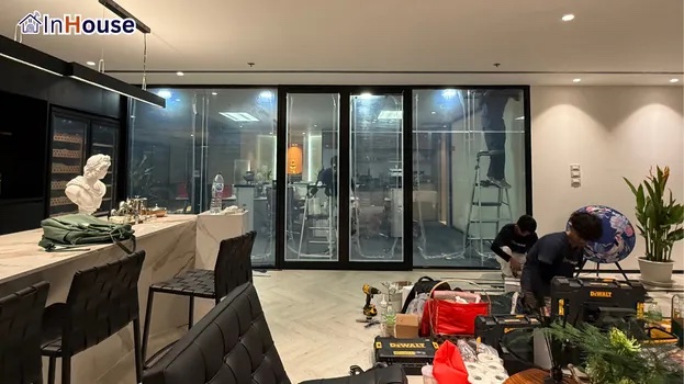 快速安装,无需结构打孔 调光膜 团队把调光膜贴在现有玻璃上,无需拆除 — Thai Business Center——轻松掌控气氛、无杂乱窗帘的调光膜CEO办公室