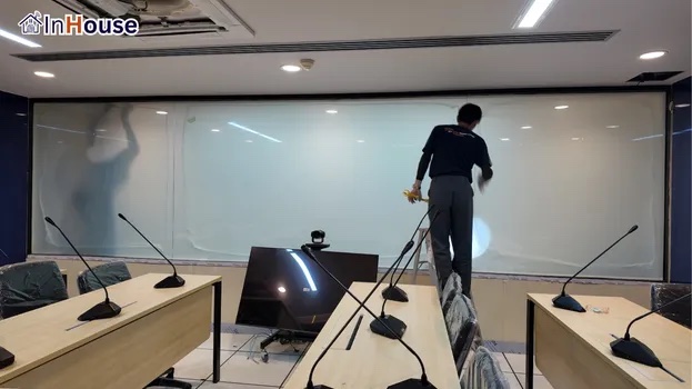 สร้างความเป็นส่วนตัวได้ตามต้องการ ฟิล์มไฟฟ้า ฟิล์มไฟฟ้าจัดพื้นที่ให้เป็นสัดส่วนรองรับการประชุมสำคัญ — ศูนย์ราชการฯ ทางทะเลภาค 1 – ฟิล์มไฟฟ้าห้องประชุมสมาร์ทจัดการสมาธิในคลิกเดียว