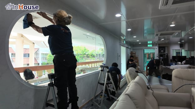 ทีมช่าง InHouse ติดตั้งฟิล์มไฟฟ้า ฟิล์มไฟฟ้า ช่างประจำติดตั้งฟิล์มบนกระจกโค้ง — มหาวิทยาลัยธรรมศาสตร์ – ฟิล์มไฟฟ้า ห้อง Solar Lab