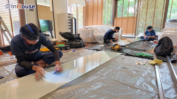 ทีมช่าง InHouse เตรียมฟิล์มไฟฟ้า ฟิล์มไฟฟ้า ช่างวัดและตัดฟิล์มก่อนติดบานตู้โชว์ — คุณพดล – ฟิล์มไฟฟ้า ตู้โชว์ของสะสม ธนะธำรง บางแค