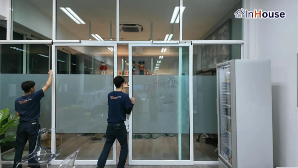 โรงสี ธนกรรวมผล – ห้องรับรองทูอินวันเป็นได้ทั้งไวท์บอร์ดและกระจกพรางตา ติดตั้งฟิล์มไฟฟ้า โดย InHouse Technology