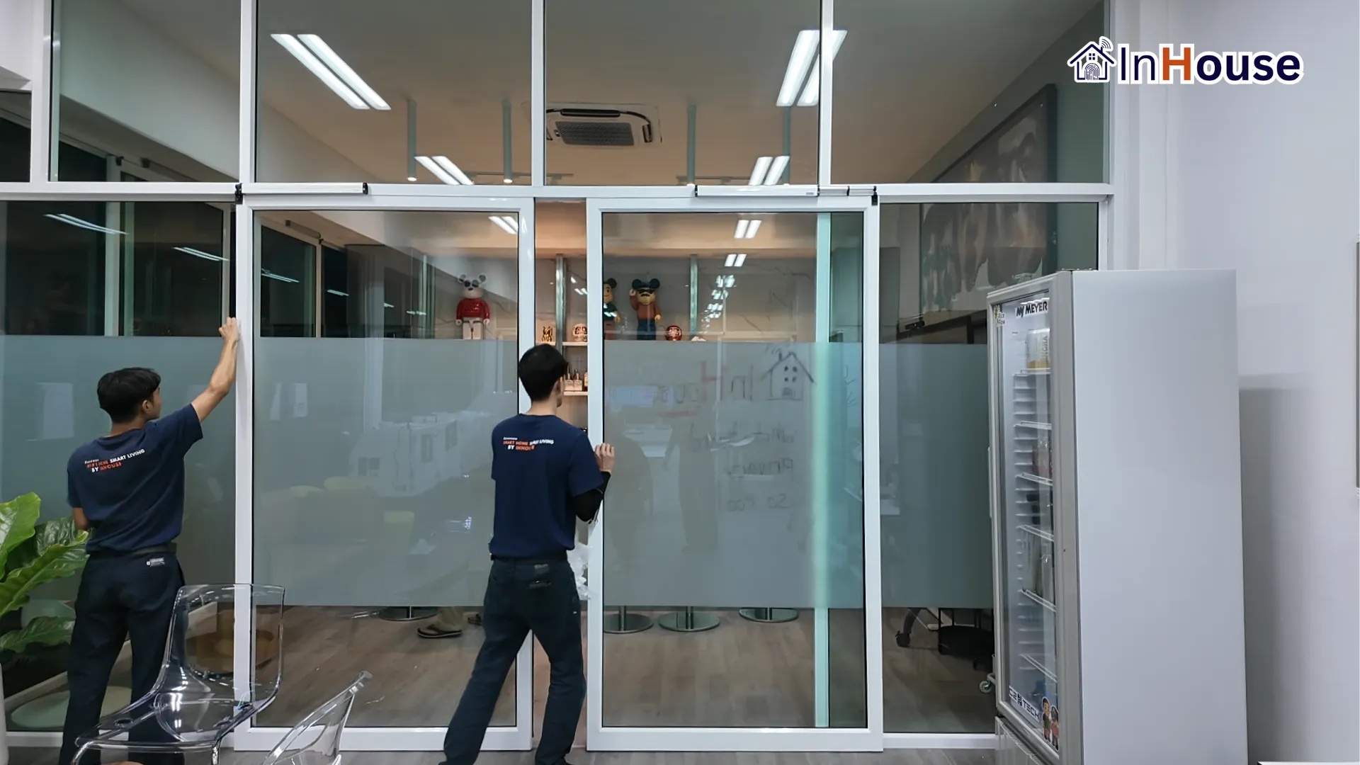 ผลงานติดตั้งฟิล์มไฟฟ้า โรงสี ธนกรรวมผล – ห้องรับรองทูอินวันเป็นได้ทั้งไวท์บอร์ดและกระจกพรางตา โดย InHouse Technology