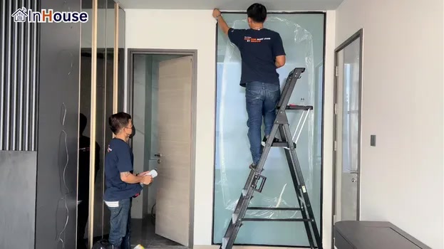 ปกป้องความเป็นส่วนตัวในคลิกเดียว ฟิล์มไฟฟ้า รวดเร็วทันใจ ใช้งานง่ายผ่านรีโมท — คุณโย (The Crest Park Residences) – กระจกอัจฉริยะสำหรับห้องน้ำ